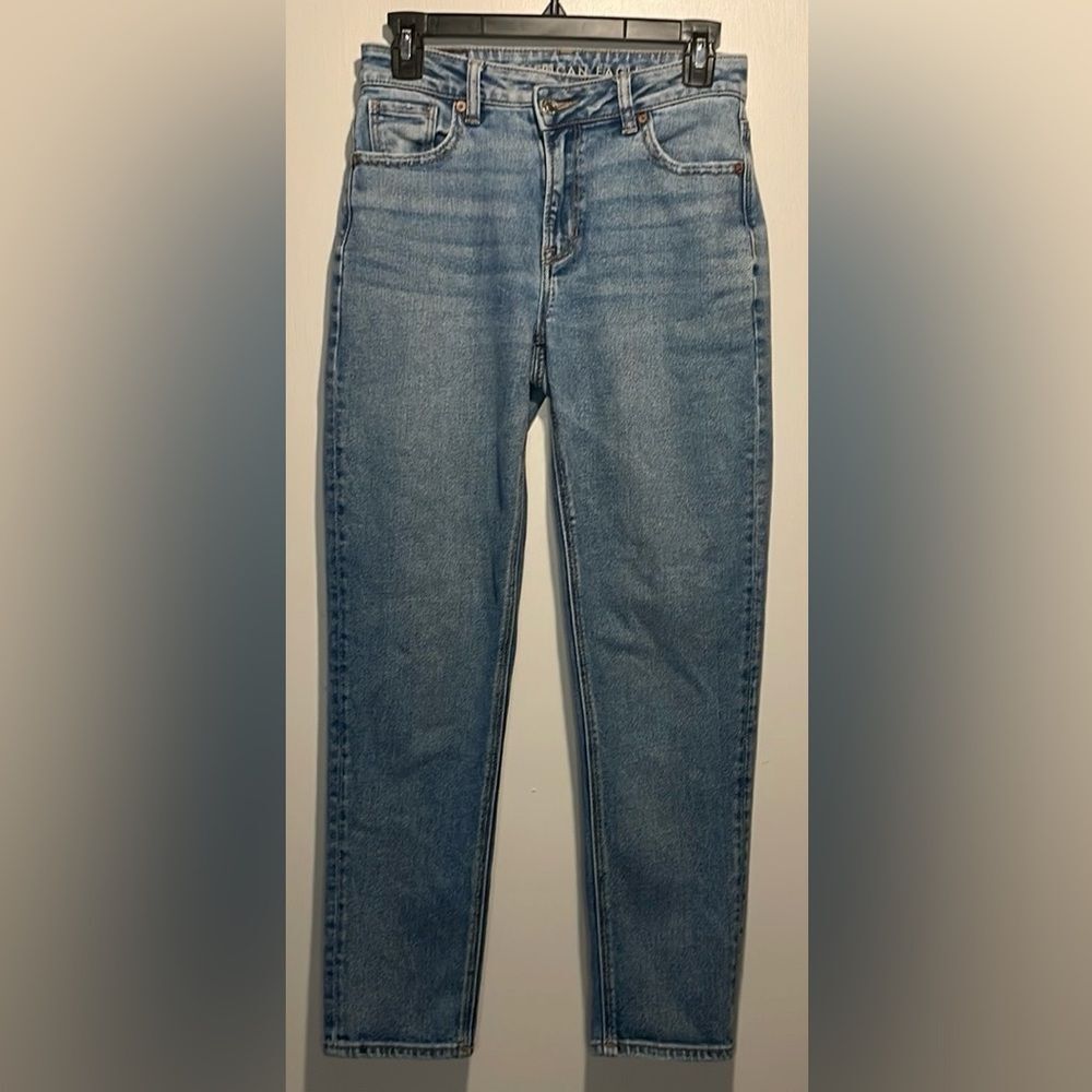 American Eagle- Highest Rise Mom Jean Light Wash Distressed Pockets- Size 0